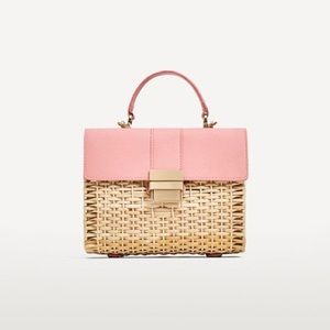 Straw woven crossbody bag with pink details